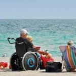 Met de rolstoel op het strand